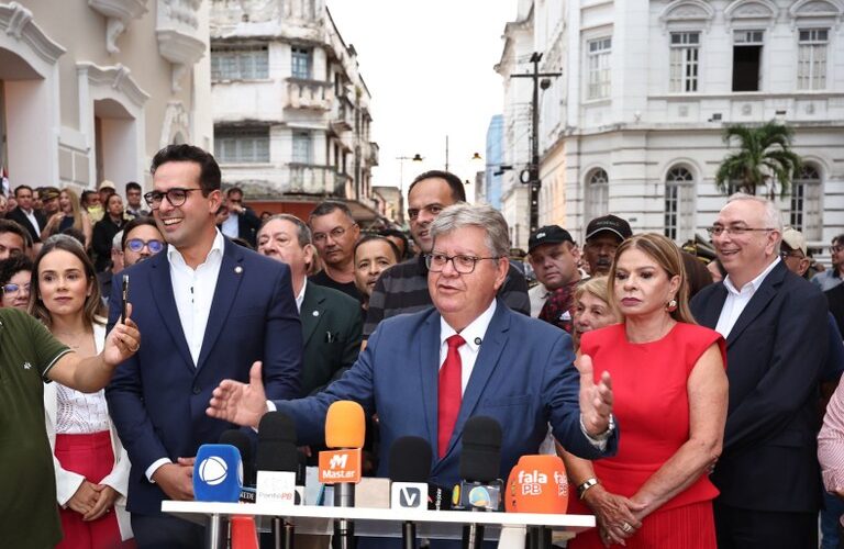 João Azevêdo entrega Palácio dos Despachos e diz que “obra traz o governo para o coração do nosso Centro Histórico”