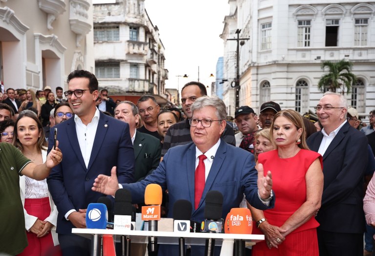 João Azevêdo entrega Palácio dos Despachos e diz que “obra traz o governo para o coração do nosso Centro Histórico”