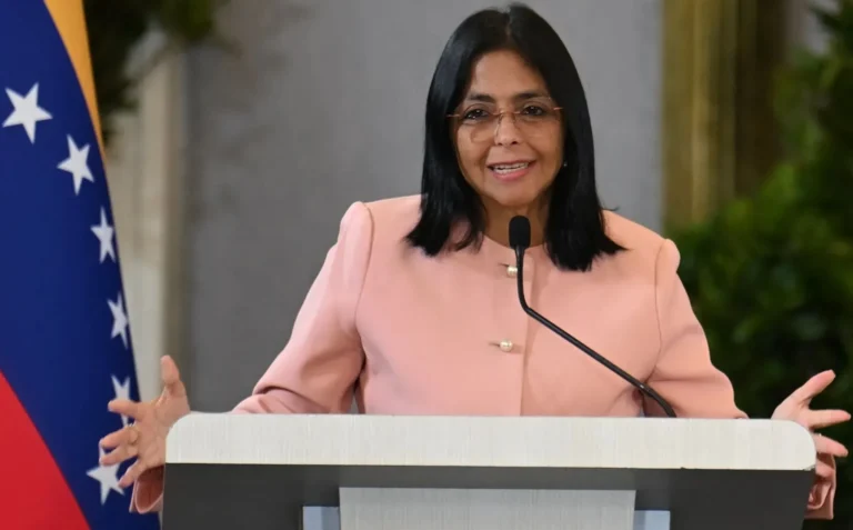 Forças Armadas da Venezuela reconhecem vice como presidente interina