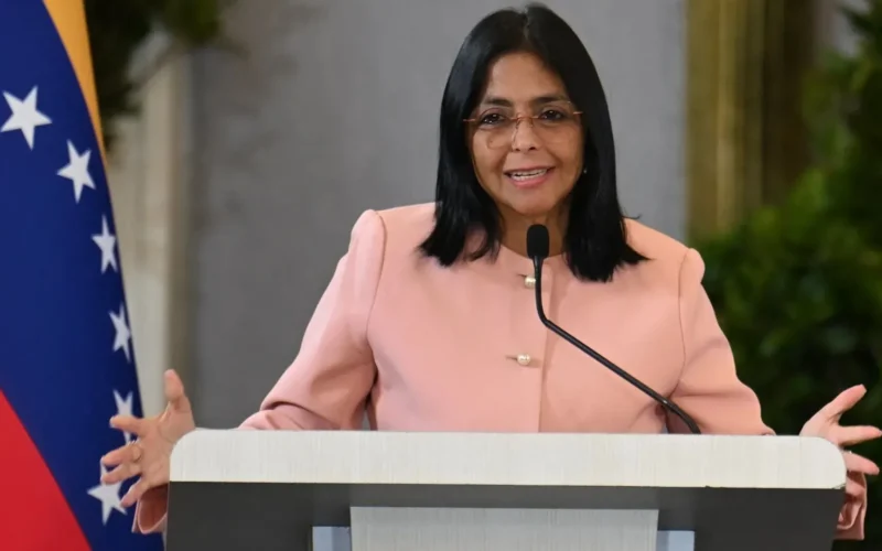 Forças Armadas da Venezuela reconhecem vice como presidente interina