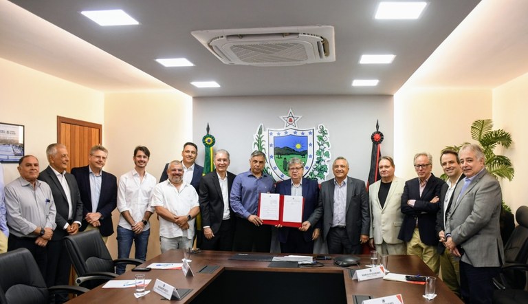 João Azevêdo assina decretos com incentivo à produção e à competitividade do álcool comercializado na Paraíba