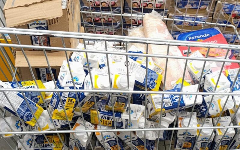 Procon apreende 108 produtos vencidos em supermercado, no bairro das Malvinas