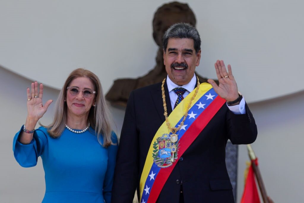 China pede aos EUA a libertação imediata de Maduro e sua esposa
