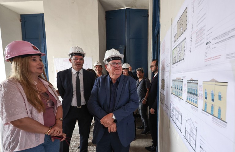 João Azevêdo inspeciona obra do Casarão dos Azulejos e destaca ações do Governo na revitalização do Centro Histórico de JP