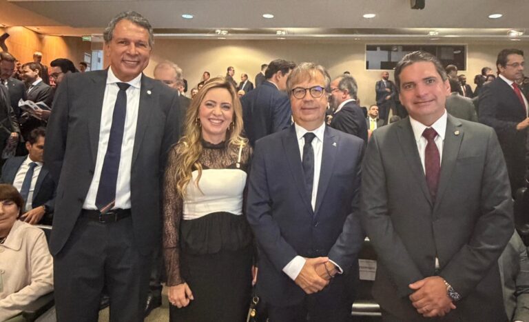 Em Brasília, Murilo Galdino prestigia posse de Alanna Galdino na Atricon