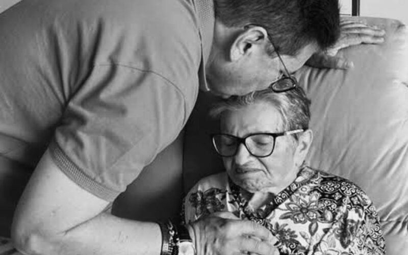 ALPB emite nota e voto de pesar pela morte de Dona Elizabete Pereira de Araújo, mãe do presidente Adriano Galdino
