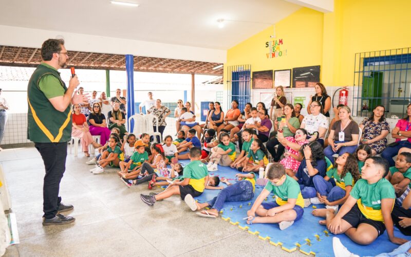 Campina Grande inicia ano letivo para mais de 35 mil estudantes e entrega kits escolares