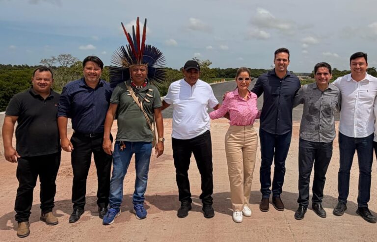 Ao lado de Lucas, Murilo visita obras da estrada de Praia de Campina, em Rio Tinto