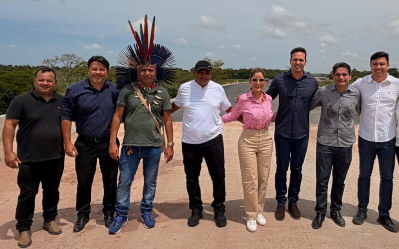 Ao lado de Lucas, Murilo visita obras da estrada de Praia de Campina, em Rio Tinto