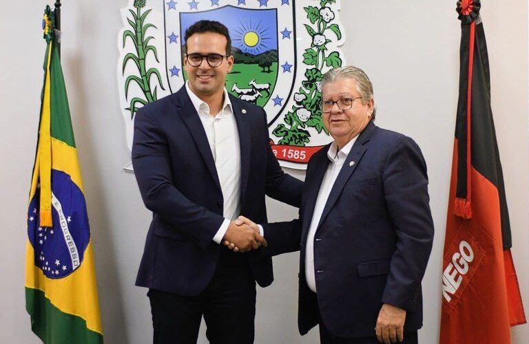 João Azevêdo transmite cargo para Lucas Ribeiro que assume interinamente o governo até 1º de março