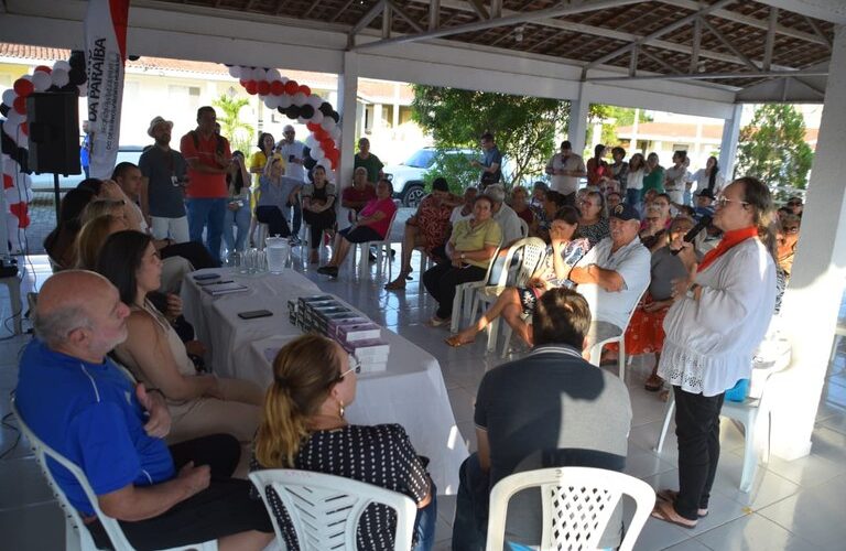 Em Campina Grande: entrega de relógios para monitorar saúde beneficia moradores do Cidade Madura