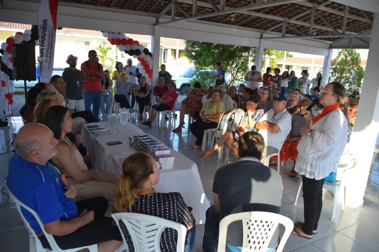 Em Campina Grande: entrega de relógios para monitorar saúde beneficia moradores do Cidade Madura