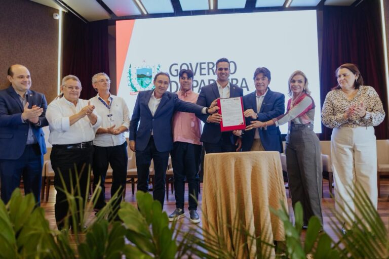 Lucas Ribeiro assina ordens de serviço de R$ 49 milhões em investimentos na infraestrutura de CG e Queimadas