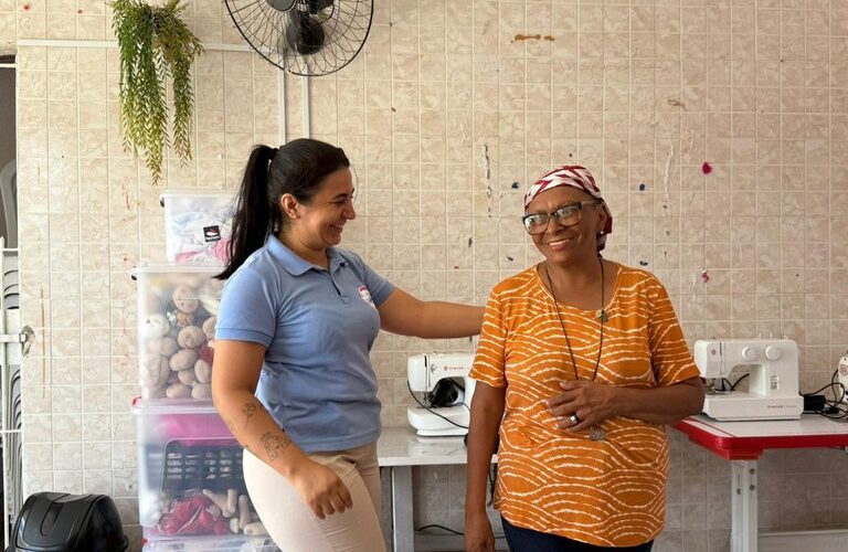 Saúde distribui 700 lenços com mulheres em tratamento contra o câncer na Capital e Sertão paraibano