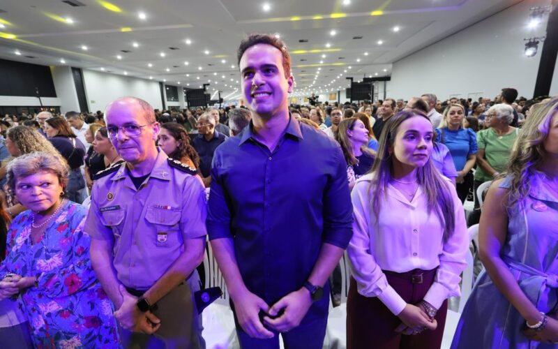 Candidatos ao governo do Estado participaram da missa de encerramento do CRESCER