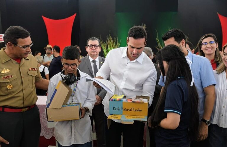 Lucas Ribeiro entrega kits escolares em Campina e reforma de escola em Massaranduba