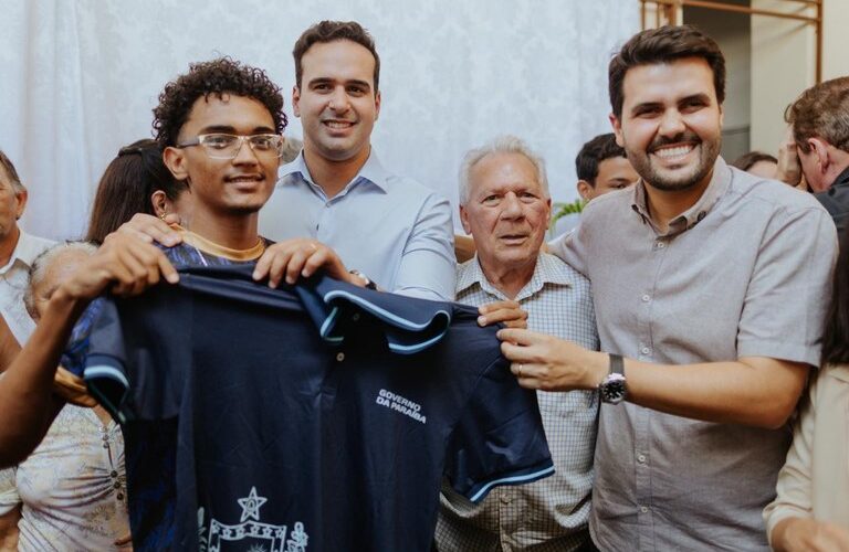 Vice-governador entrega fardamentos, kits escolares e inaugura sala do Amanhã Digital no Alto Sertão