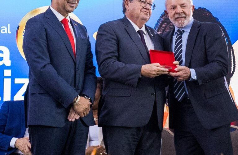 João Azevêdo recebe em Brasília Selo Ouro de Alfabetização e reafirma compromisso com Educação