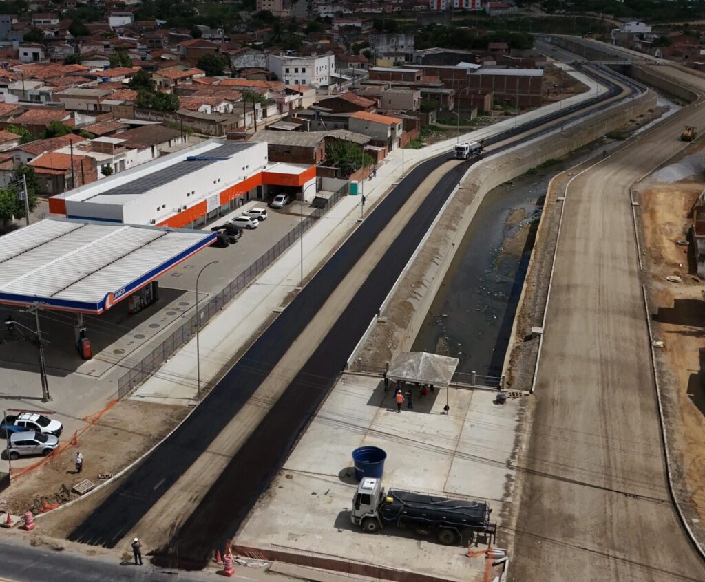 Imprimação asfáltica marca avanço importante na reta final das obras do Canal de Bodocongó