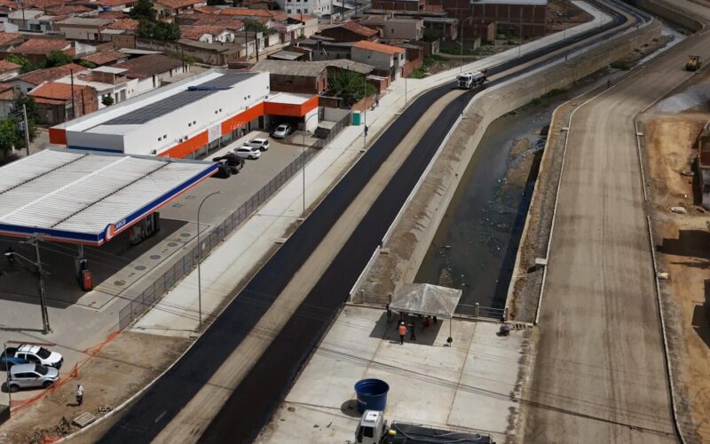 Imprimação asfáltica marca avanço importante na reta final das obras do Canal de Bodocongó