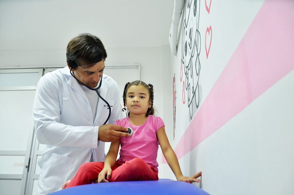 Secretaria de Saúde de CG alerta aos pais sobre sinais de gravidade em quadros respiratórios de crianças