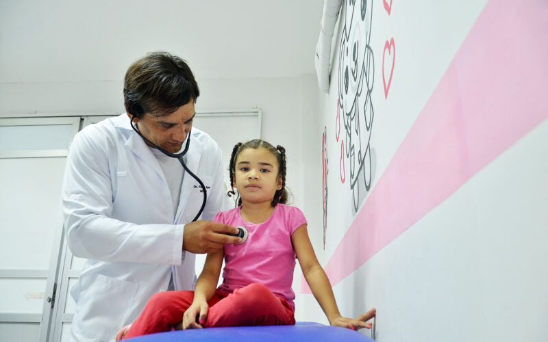 Secretaria de Saúde de CG alerta aos pais sobre sinais de gravidade em quadros respiratórios de crianças