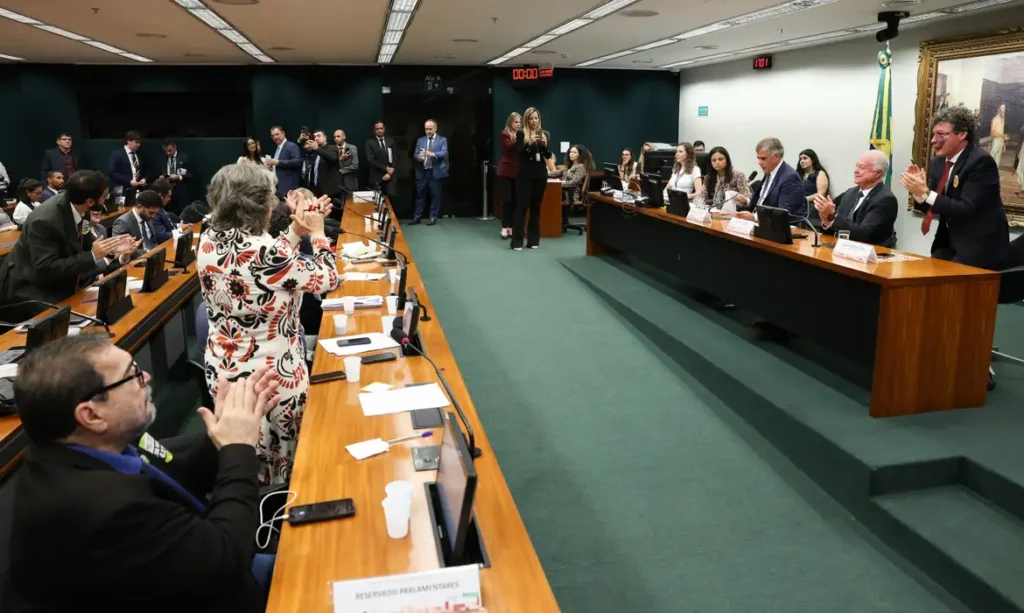 CCJ aprova admissibilidade de propostas que acabam com escala 6×1
