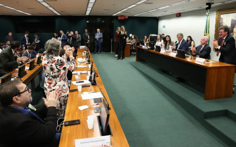 CCJ aprova admissibilidade de propostas que acabam com escala 6×1