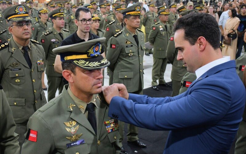 Governador Lucas Ribeiro entrega atos promocionais a oficiais da PM e destaca valorização do Governo na Segurança Pública