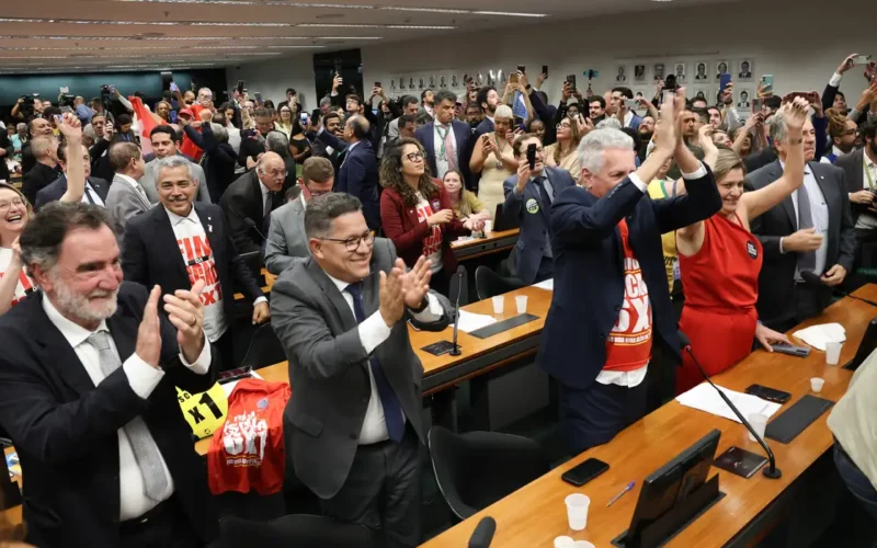 Comissão aprova relatório de PEC que acaba com escala 6X1