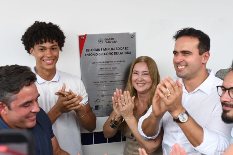Governador Lucas Ribeiro entrega escola reformada, visita obra e fortalece cadeia produtiva do mel no Sertão
