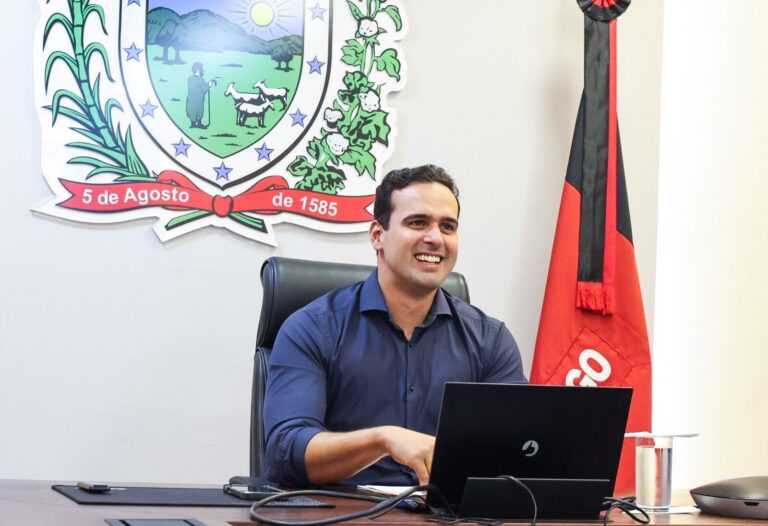 Lucas Ribeiro anuncia e entrega obras, ônibus escolar e helicóptero para Segurança na região de Campina nesta sexta-feira