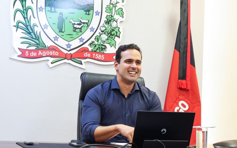 Lucas Ribeiro anuncia e entrega obras, ônibus escolar e helicóptero para Segurança na região de Campina nesta sexta-feira