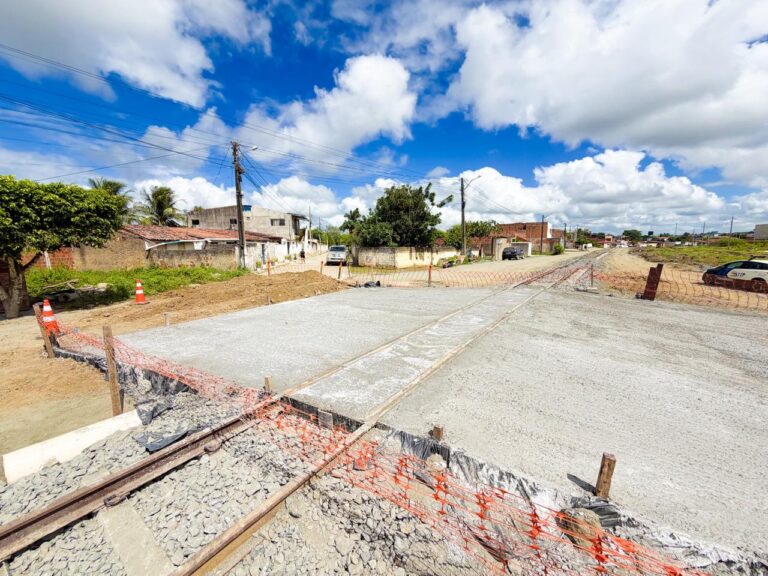 Passagens de nível da obra do VLT começam a ser executadas no perímetro urbano de Campina Grande