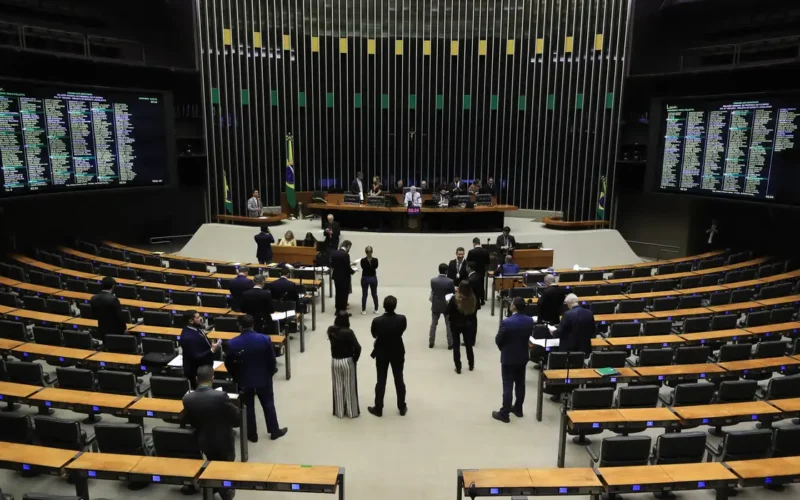 Minirreforma eleitoral limita e parcela multa a partidos políticos
