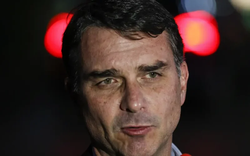 Flávio Bolsonaro admite cobrança a Vorcaro, mas nega crime