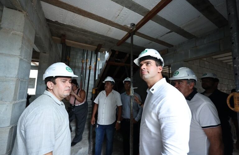 Governador Lucas Ribeiro firma convênios em Marizópolis, inspeciona obras em Sousa e reforça investimentos no Sertão