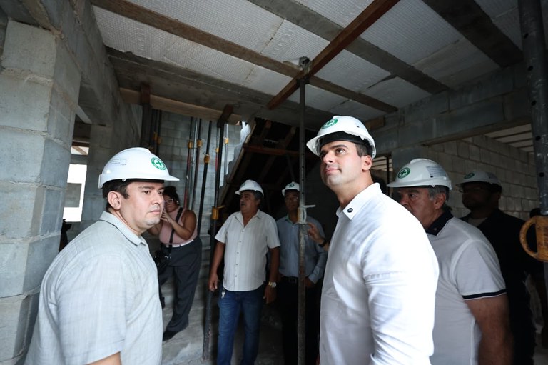 Governador Lucas Ribeiro firma convênios em Marizópolis, inspeciona obras em Sousa e reforça investimentos no Sertão