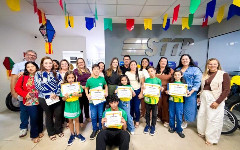 STTP premia estudantes finalistas do Concurso de Redação do Maio Amarelo com bicicletas e certificados