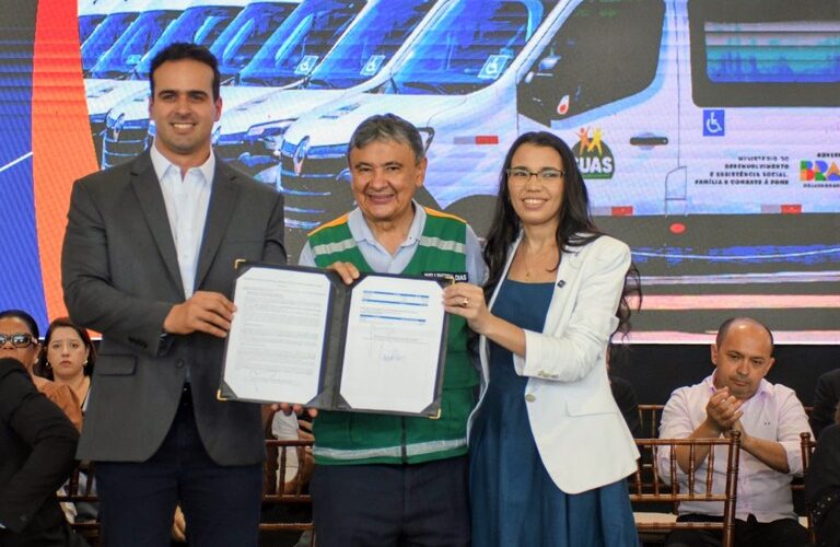 Governador Lucas Ribeiro e ministro Wellington Dias entregam veículos para ampliar acesso aos serviços da assistência social na Paraíba