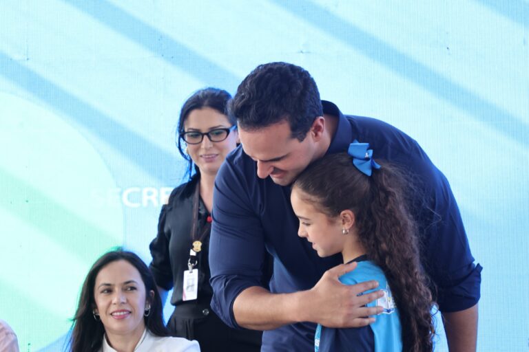Governador Lucas Ribeiro entrega novos ônibus escolares com investimento de R$ 22 milhões
