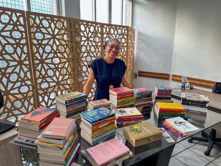 Professora doa mais de 100 livros de autoras negras para formação de biblioteca temática
