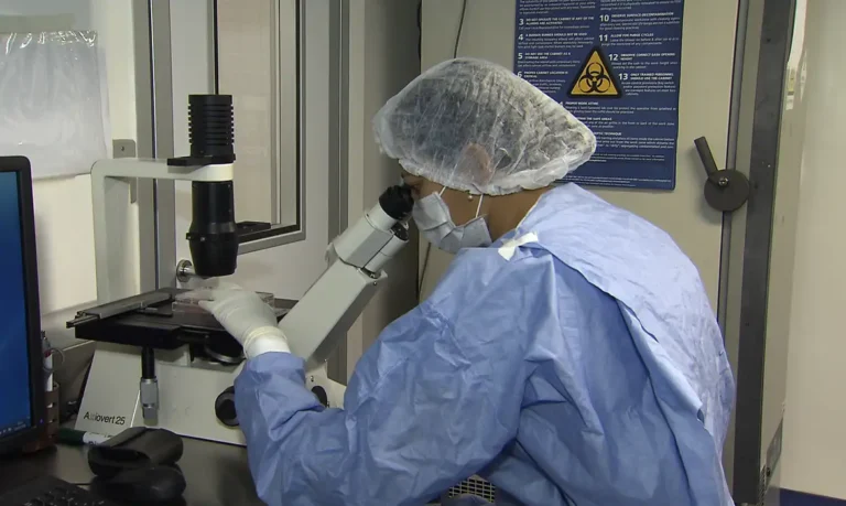 Saiba como cientistas “curaram” pacientes infectados com HIV