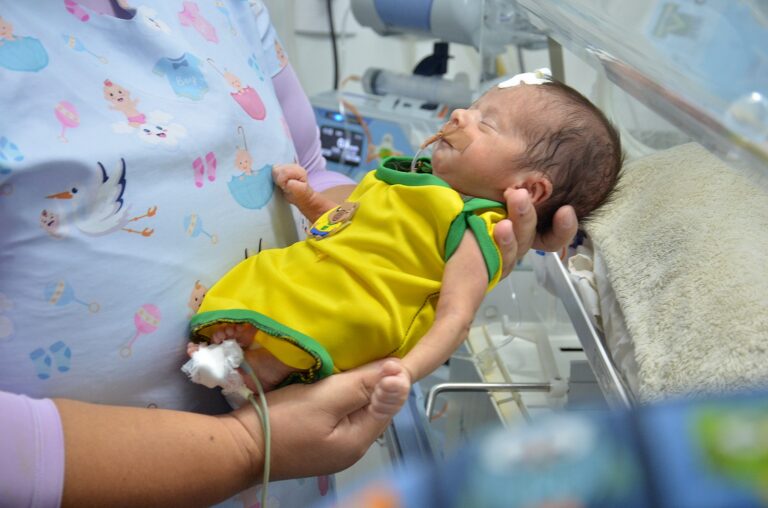 UTI Neonatal do ISEA entra em clima de Copa do Mundo e recém-nascidos ganham mimos na torcida pelo Brasil