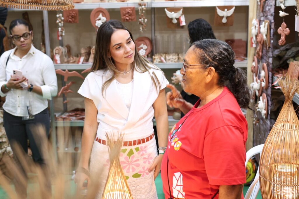 Primeira-dama Camila Mariz acompanha artesãos paraibanos na Fenearte, em Pernambuco