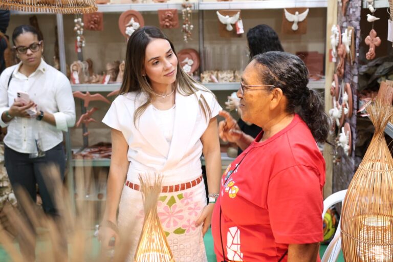 Primeira-dama Camila Mariz acompanha artesãos paraibanos na Fenearte, em Pernambuco