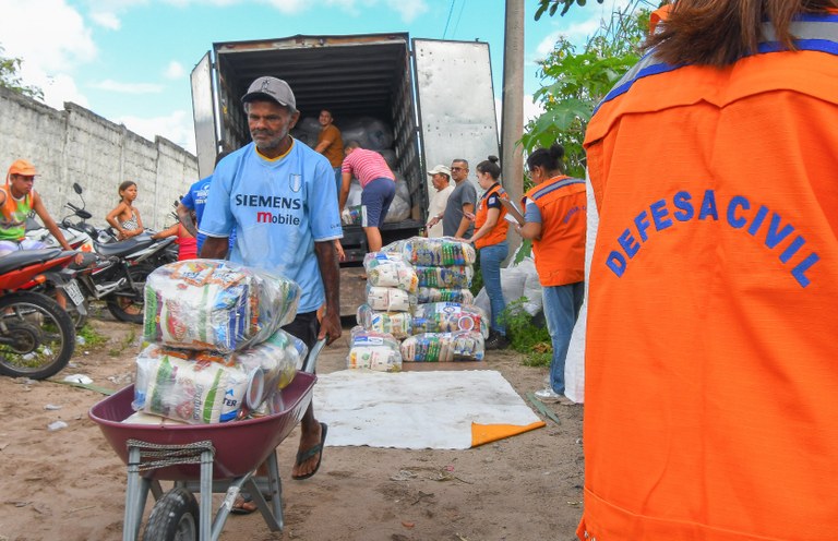 Governo da Paraíba entrega ajuda humanitária aos atingidos pelas chuvas no estado
