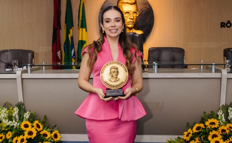 Primeira-dama Camila Mariz é homenageada com Medalha de Honra ao Mérito na Câmara Municipal de CG