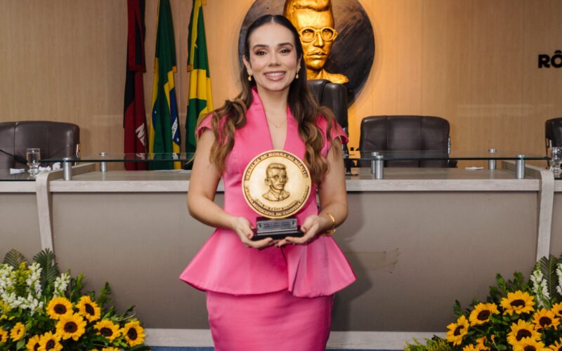 Primeira-dama Camila Mariz é homenageada com Medalha de Honra ao Mérito na Câmara Municipal de CG