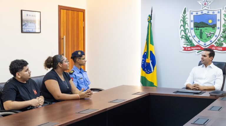 Lucas Ribeiro recepciona intercambistas do Conexão Mundo e destaca importância na formação dos estudantes